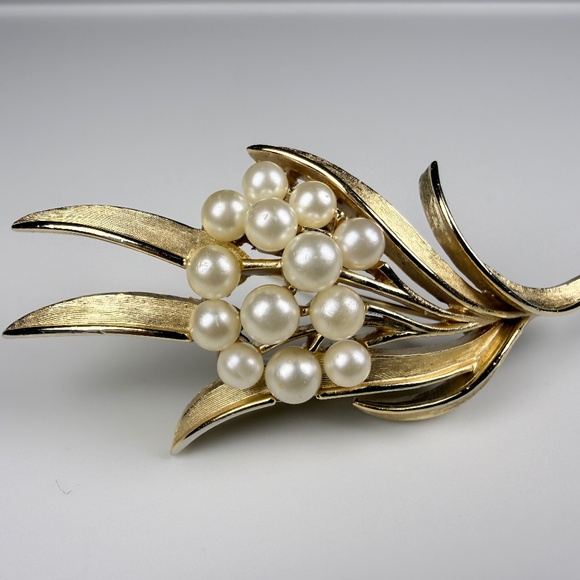 Trifari Jewelry Gold Tone Brooch - Picture 1 of 10